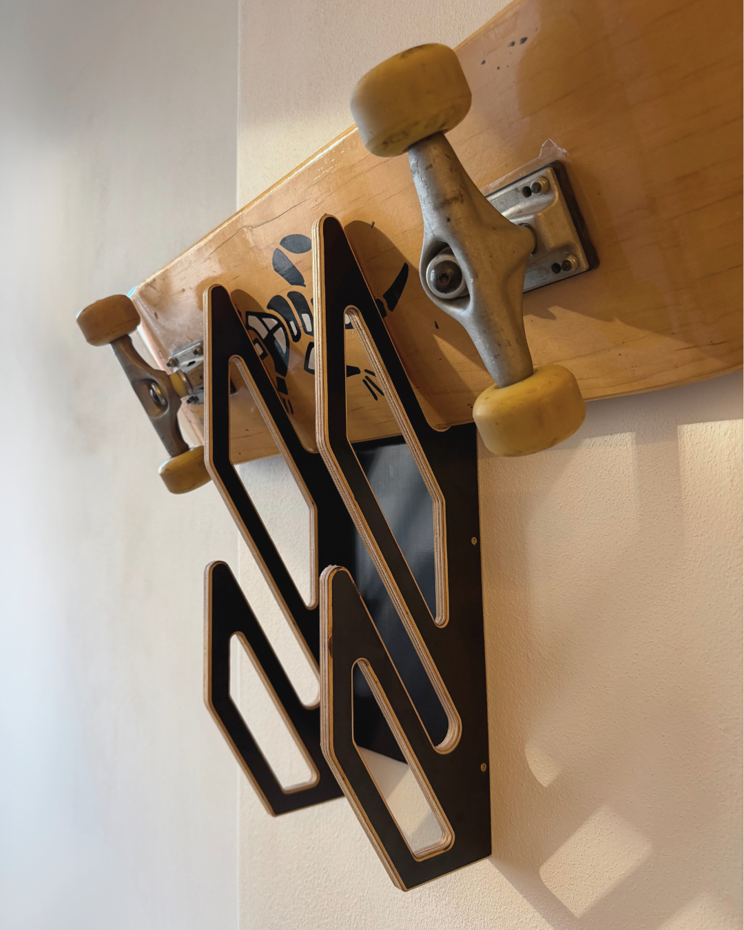 Schwarze Wandhalterung für 2 Skateboards