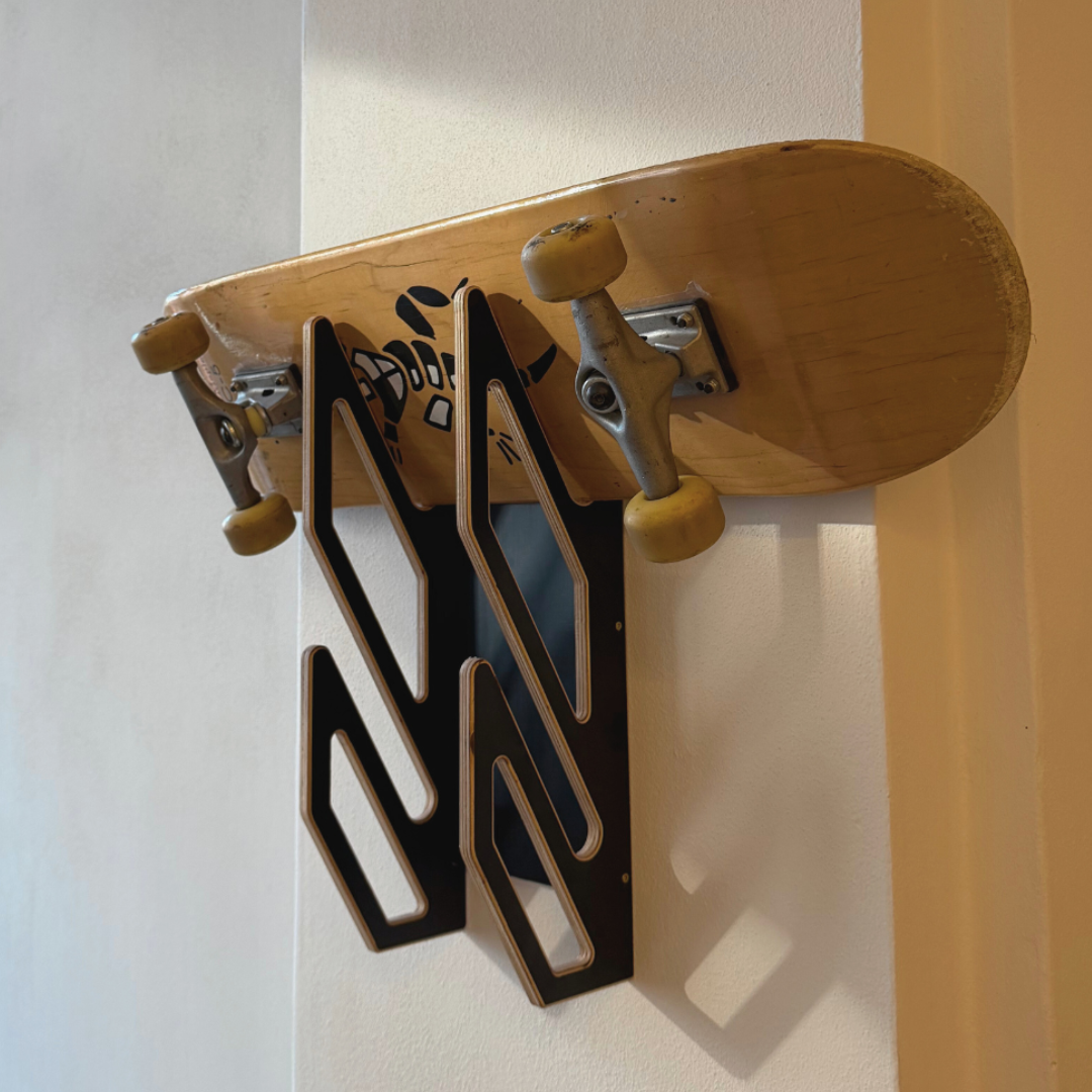 Schwarze Wandhalterung für 2 Skateboards