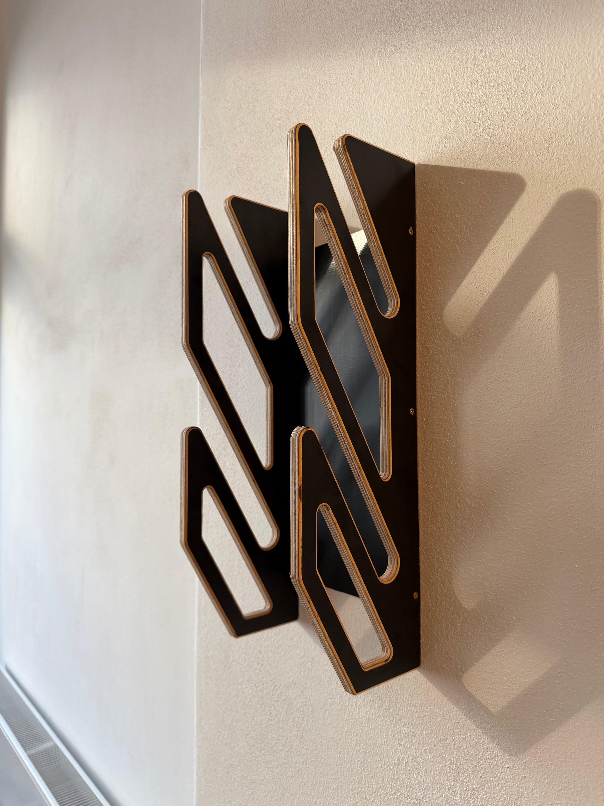 Schwarze Wandhalterung für 2 Wakeboards