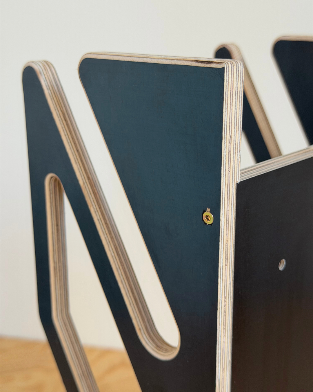Schwarze Wandhalterung für 2 Skateboards