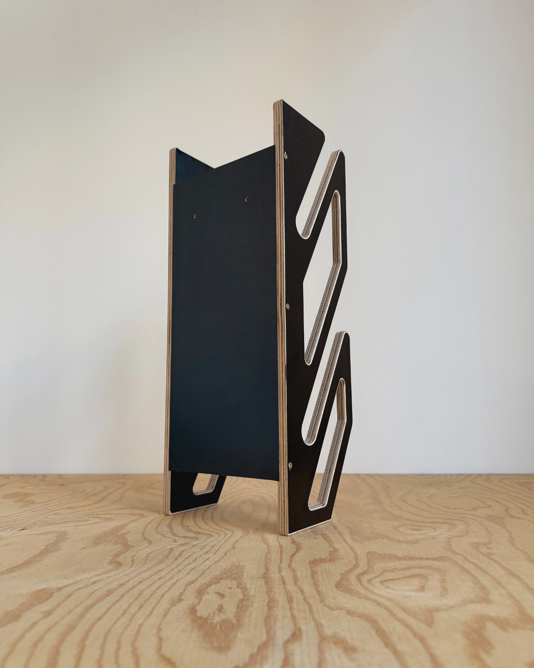 Schwarze Wandhalterung für 2 Skateboards